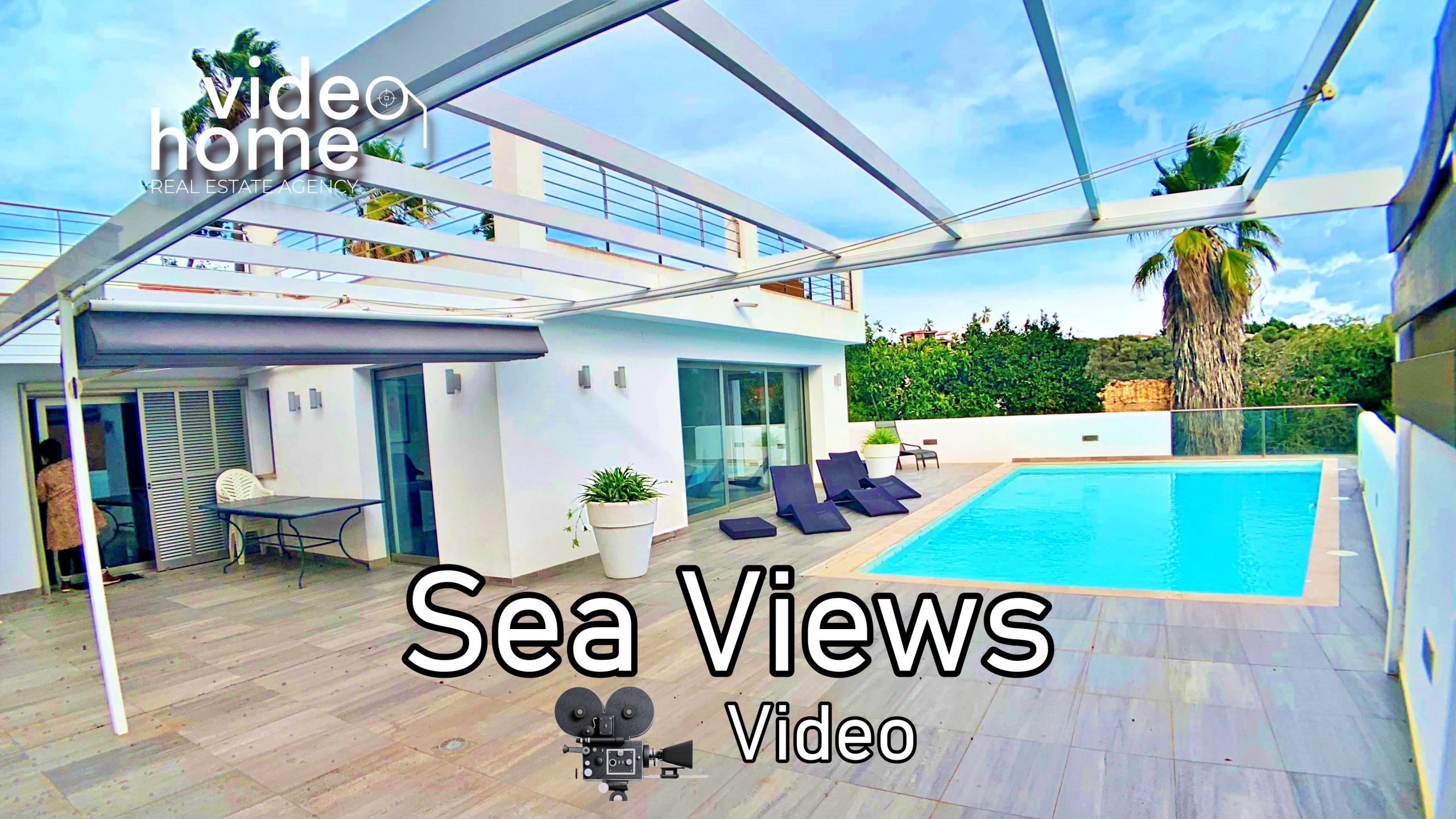 Casa moderna con piscina climatizada vistas al mar.