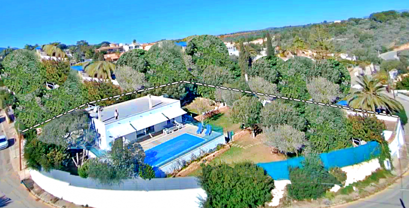 Villa mit Ferienlizenz und Pool am Strand von Cala Romántica.