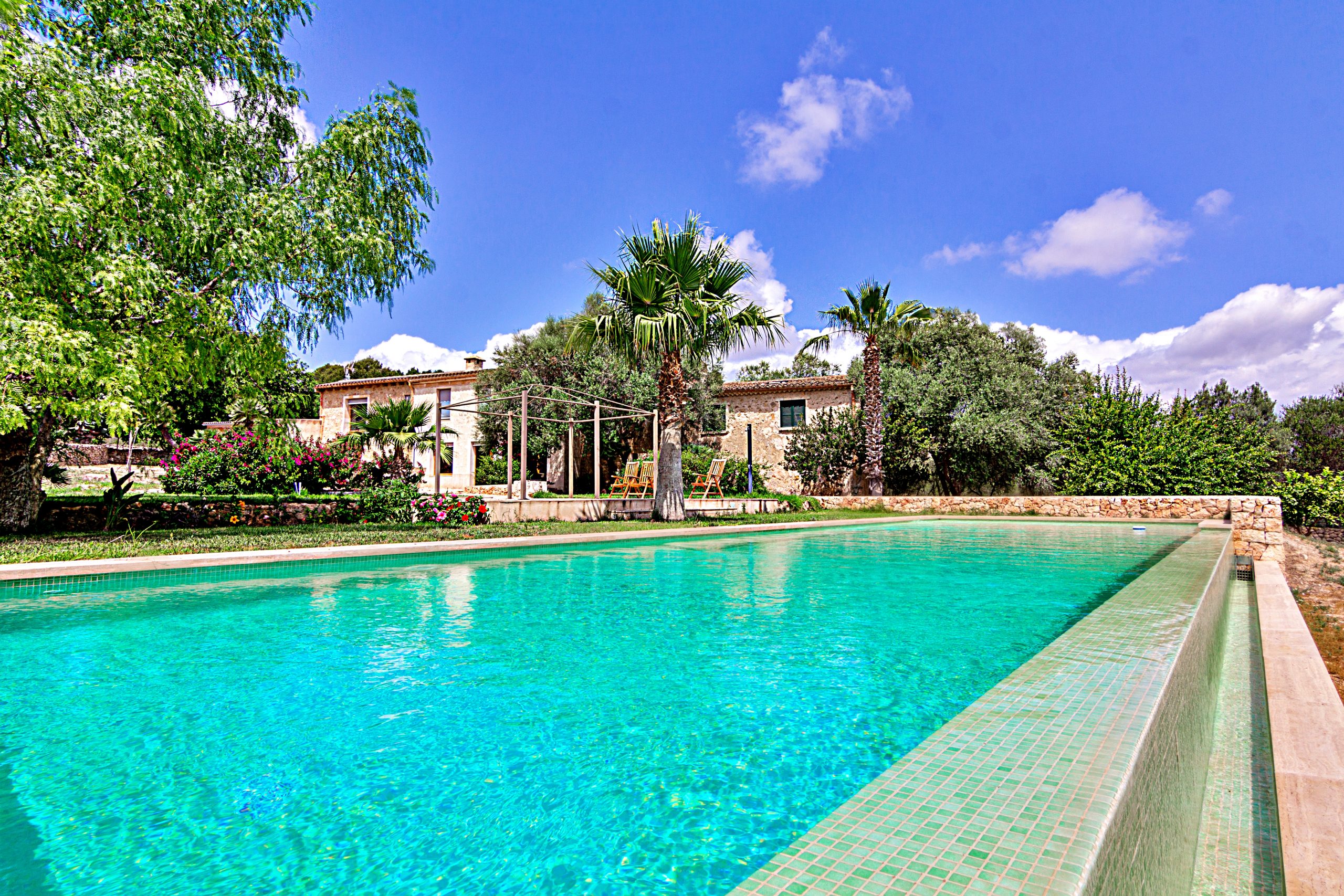 Villa con piscina y casa de invitados.