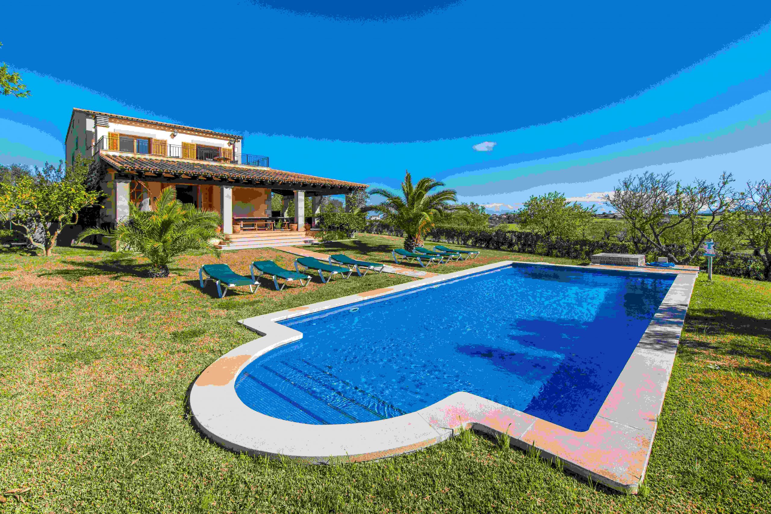 Villa con piscina y licencia vacional en María de la Salud.